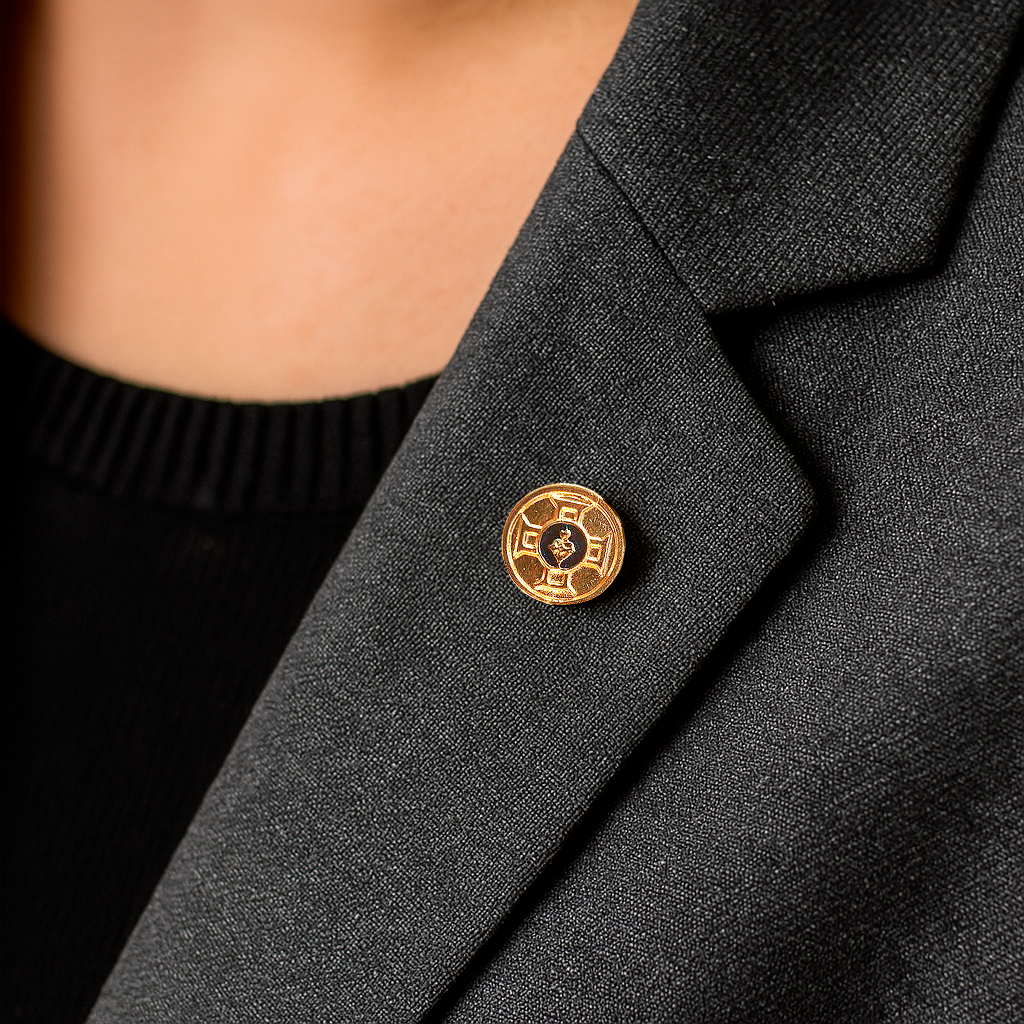 Broche aplicado na roupa