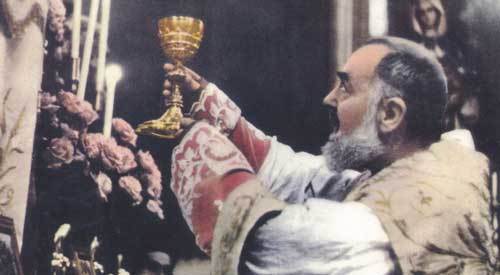 Padre Pio celebrando a Santa Missa