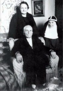 Na foto, Mary Pyle (filha espiritual do Padre Pio), Irmã Pia dell'Addorata (irmã do Padre Pio) e Grazio Forgione (Pai do Padre Pio)
