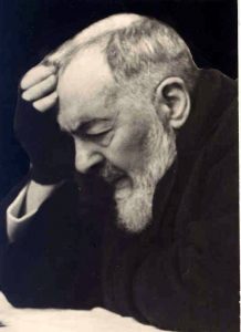 Padre Pio meditando