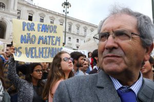 Portugueses protestam contra a Eutanásia